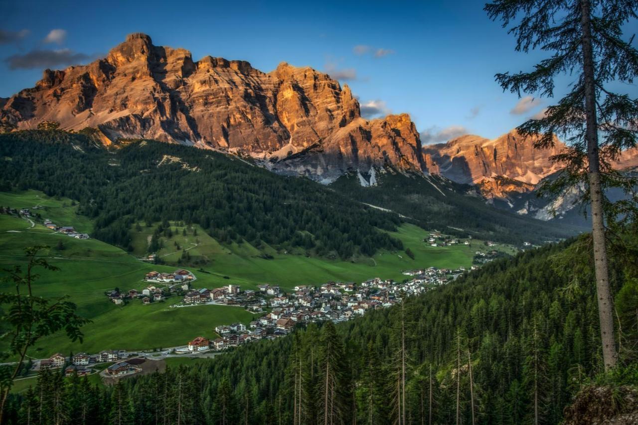 Hotel Conturines San Cassiano  Buitenkant foto